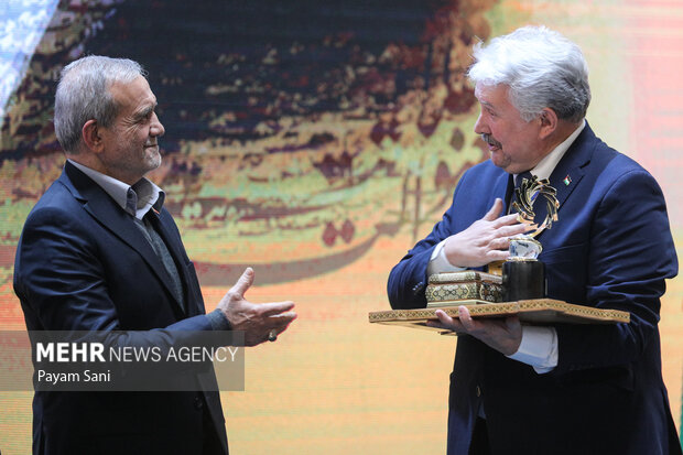 نخستین دوره جایزه بین المللی امام خمینی(ره)