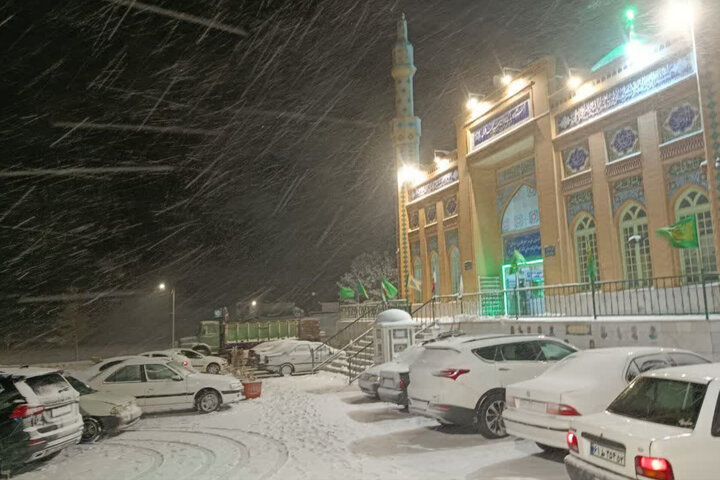اسکان ۱۲۰ مسافر گرفتار برف در بقعه امام زاده سید محمد علوی مشهد
