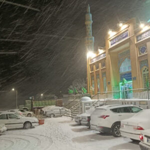 اسکان ۱۲۰ مسافر گرفتار برف در بقعه امام زاده سید محمد علوی مشهد