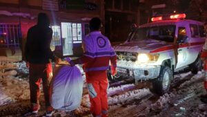 امدادرسانی هلال‌احمر فریمان به گرفتارشدگان در برف و کولاک