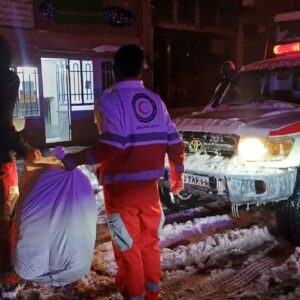 امدادرسانی هلال‌احمر فریمان به گرفتارشدگان در برف و کولاک