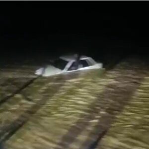 نجات سرنشین خودروی گرفتار در سیلاب رودخانه جغین هرمزگان