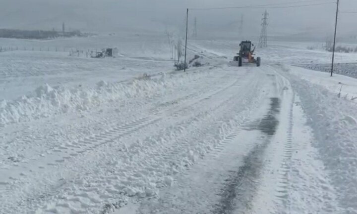 بارش برف فریدن را سفیدپوش کرد؛ راه‌ها باز و دستگاه‌ها پای کارند