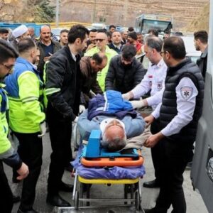 رئیس اورژانس کشور یک حادثه رانندگی در ارومیه را امداد رسانی کرد