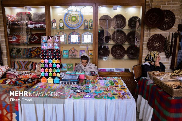 نمایشگاه و بازارچه صنایع‌دستی ویژه شب چله در سنندج