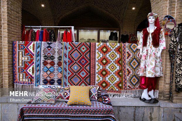 نمایشگاه و بازارچه صنایع‌دستی ویژه شب چله در سنندج