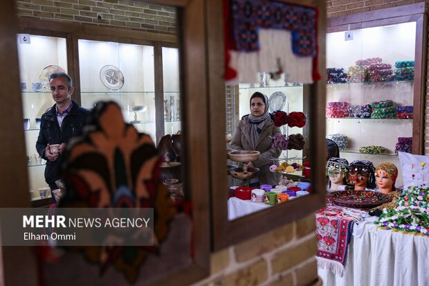نمایشگاه و بازارچه صنایع‌دستی ویژه شب چله در سنندج