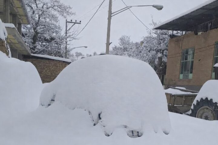 ارتفاع برف در روستای رحق کاشان به بیش از ۵۰ سانتی متر رسید