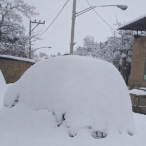 ارتفاع برف در روستای رحق کاشان به بیش از ۵۰ سانتی متر رسید