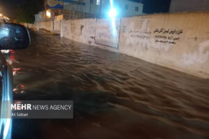 قایق سواری جوانان در معابر بندر کنگ