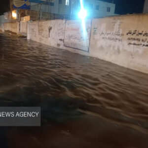 قایق سواری جوانان در معابر بندر کنگ