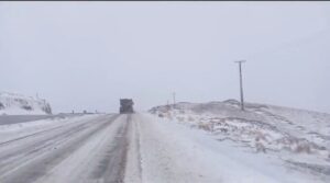 بارش برف ۲ محور شهرستان بوانات را مسدود کرد