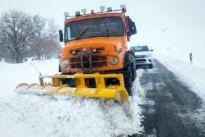 احتشامی: ۸۰ خودرو گرفتار در برف در محورهای مواصلاتی کاشان نجات یافتند