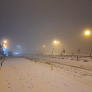 بارش برف درمحورهای مواصلاتی آذربایجان غربی؛ زنجیرچرخ همراه داشته باشید