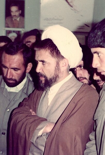 زیست متفاوت یک روحانی انقلابی/وقتی عمامه با لباس کار عوض میشود