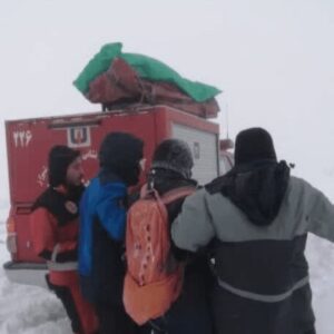 آتش‌نشانان شیراز، شهروند گرفتار در برف را نجات دادند