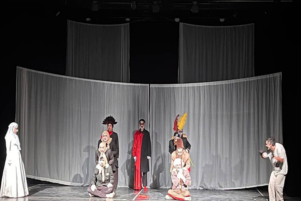 بحران جانشینی با لباس عروسکها؛ از المانهای قاجار استفاده کردم