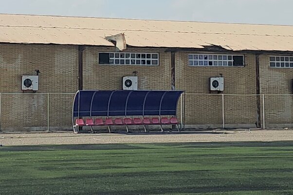 سقف پنج سالن ورزشی جاسک در پی بارندگی و طوفان اخیر تخریب شد