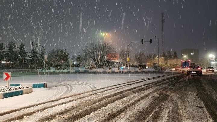 برف پاییزی خیابان‌ها و کوچه‌های بجنورد را سفیدپوش کرد