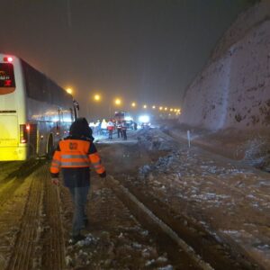 بارش برف در محورهای مواصلاتی استان ایلام طی شامگاه یکشنبه