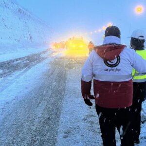 امدادرسانی به خودروهای گرفتار در برف توسط هلال احمر اصفهان