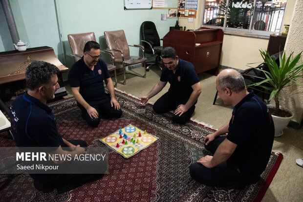 شب یلدا در ایستگاه‌های آتش‌نشانی رشت