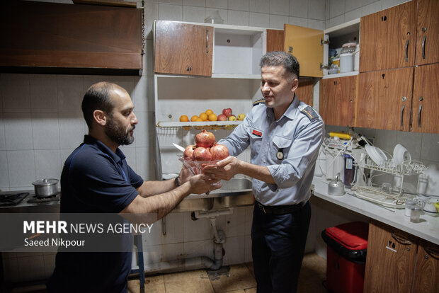 شب یلدا در ایستگاه‌های آتش‌نشانی رشت