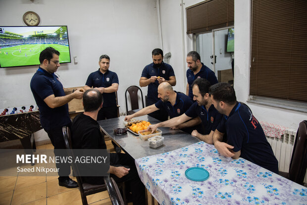 شب یلدا در ایستگاه‌های آتش‌نشانی رشت