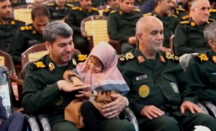 قاب ماندگار یادگار شهید قائدی در آغوش فرمانده