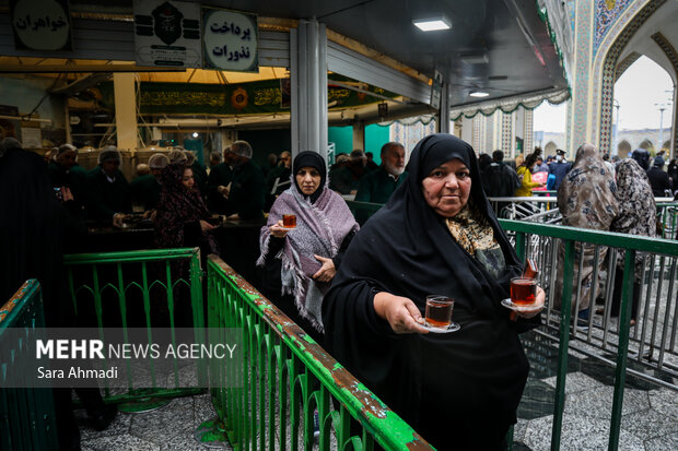 پذیرایی از زائران در چایخانه های حرم مطهر امام رضا(ع)