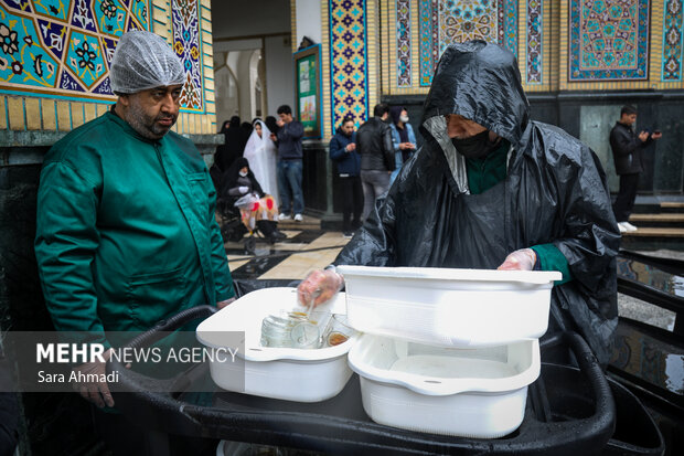 پذیرایی از زائران در چایخانه های حرم مطهر امام رضا(ع)