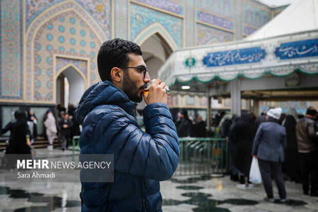 پذیرایی از زائران در چایخانه های حرم مطهر امام رضا(ع)
