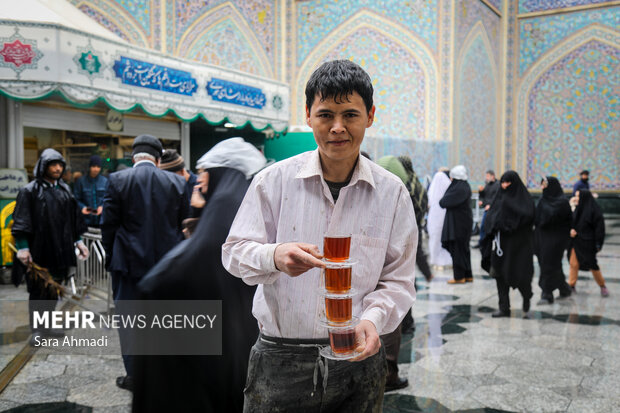 پذیرایی از زائران در چایخانه های حرم مطهر امام رضا(ع)