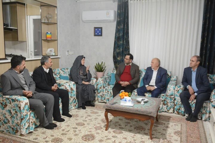 دیدار مدیرکل بنیاد شهید لرستان با خانواده‌های شهدا و ایثارگران