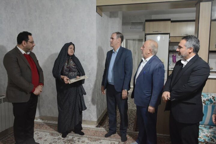 دیدار مدیرکل بنیاد شهید لرستان با خانواده‌های شهدا و ایثارگران