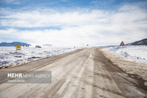 بارش برف در آزادراه خرم‌آباد به اراک