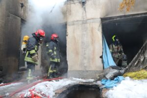 نجات جان ۲ شهروند از حریق منزل متروکه در خیابان توحید مشهد