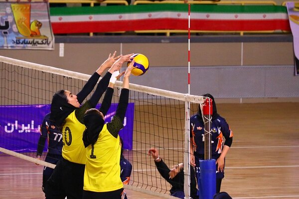 تقابل پنج مدعی برای قهرمانی نیم‌فصل والیبال بانوان