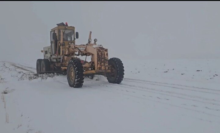 عملیات برف‌روبی محور روستایی چالاب به قزلتپه در بیجار
