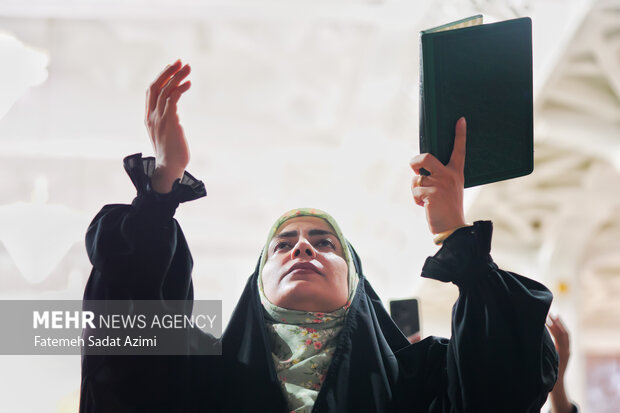 حال و هوای حرم بانوی کرامت در شب لیله الرغایب