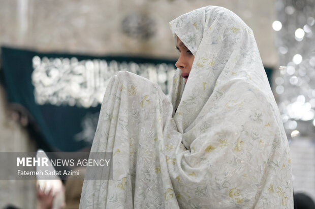 حال و هوای حرم بانوی کرامت در شب لیله الرغایب