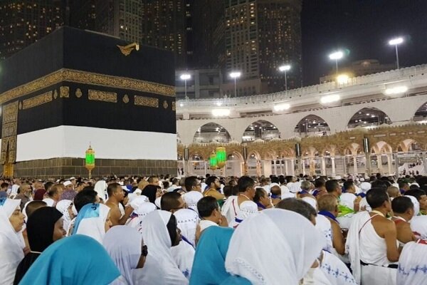 پایین پریدن یکی از زائران حج عمره از مسجدالحرام+ فیلم