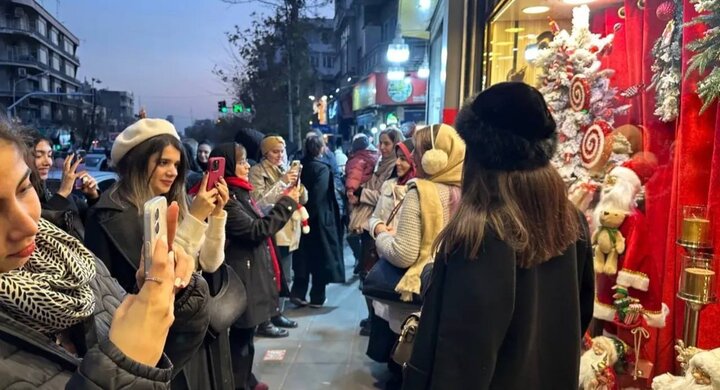 پرفورمنس کریسمسی با نمایش برهنگی