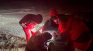 امدادرسانی به خودروهای گرفتار در برف و کولاک محور نقده – پیرانشهر