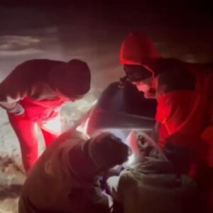 امدادرسانی به خودروهای گرفتار در برف و کولاک محور نقده – پیرانشهر