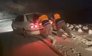 عملیات رهاسازی خودروهای گرفتار در برف در محور مریوان – سقز