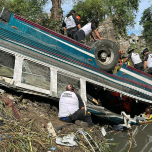 حداقل ۱۵ کشته و ۱۹ زخمی در گواتمالا بر اثر سقوط اتوبوس به دره