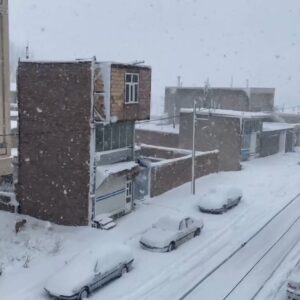 بارش برف بستان‌آباد را سفیدپوش کرد