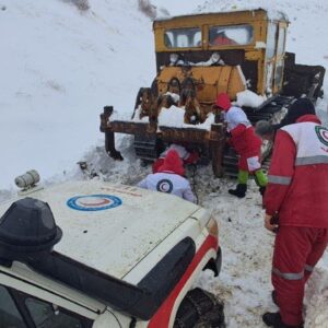 عملیات امدادرسانی به خودروهای گرفتار در کولاک در محور فرعی چایپاره