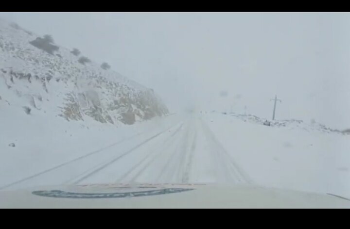 بارش سنگین برف وکولاک باعث مسدود شدن محور قهرود به کامو شد